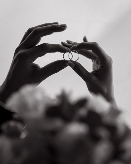 Фото пары по центру